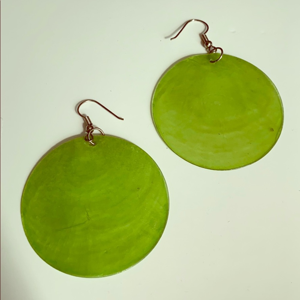 🌿 Green Shell Earrings - Picture 1 of 1